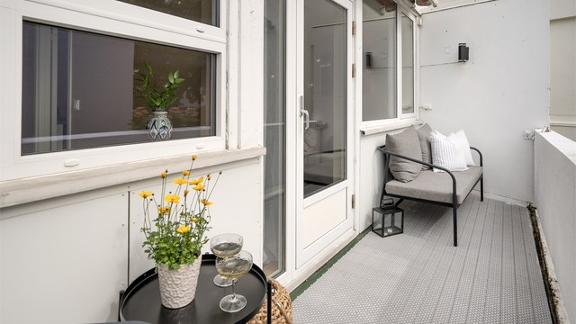 Fra stuen er det direkte utgang til sydvendt balkong på ca 6m². Balkongen er i betongkonstruksjon med utvendig belysning og stikkontakt