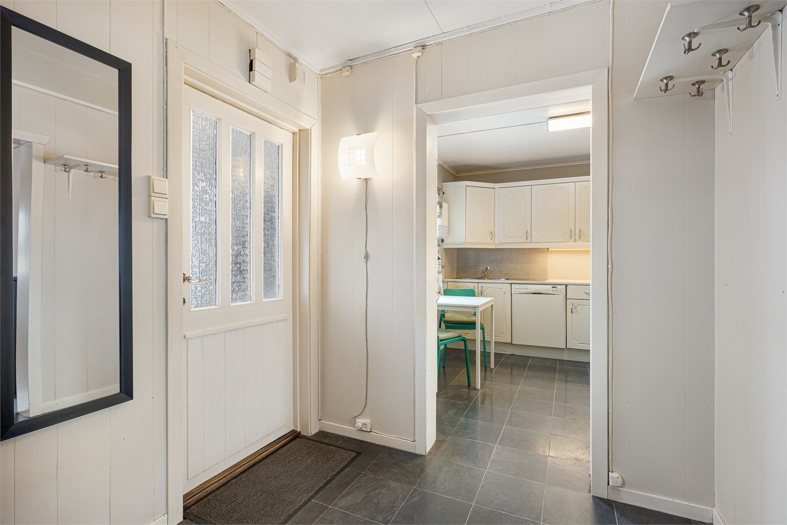 Fra entreen er det direkte tilgang til kjøkkenet og trappegang til de øvrige etasjene.