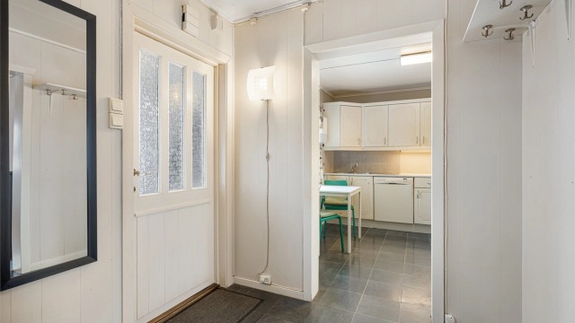 Fra entreen er det direkte tilgang til kjøkkenet og trappegang til de øvrige etasjene.