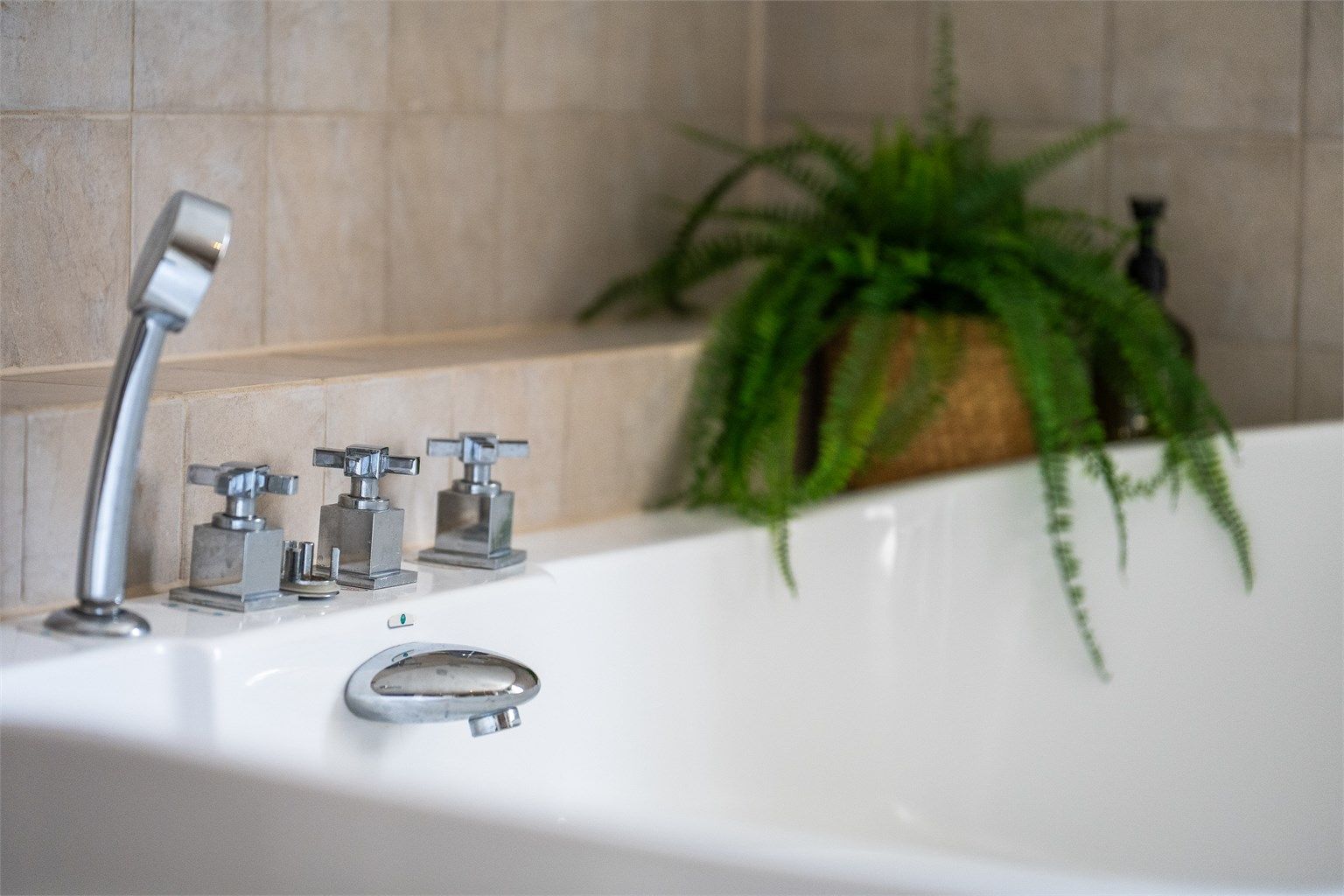 Moderne og stilrene armaturer på badekaret.