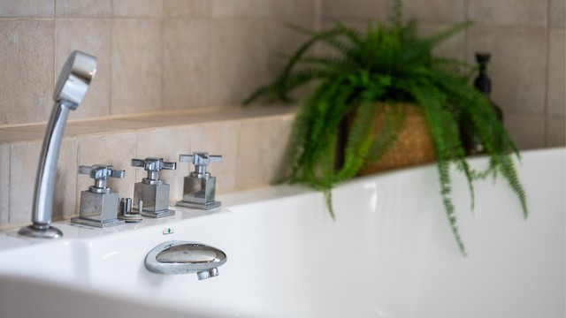 Moderne og stilrene armaturer på badekaret.