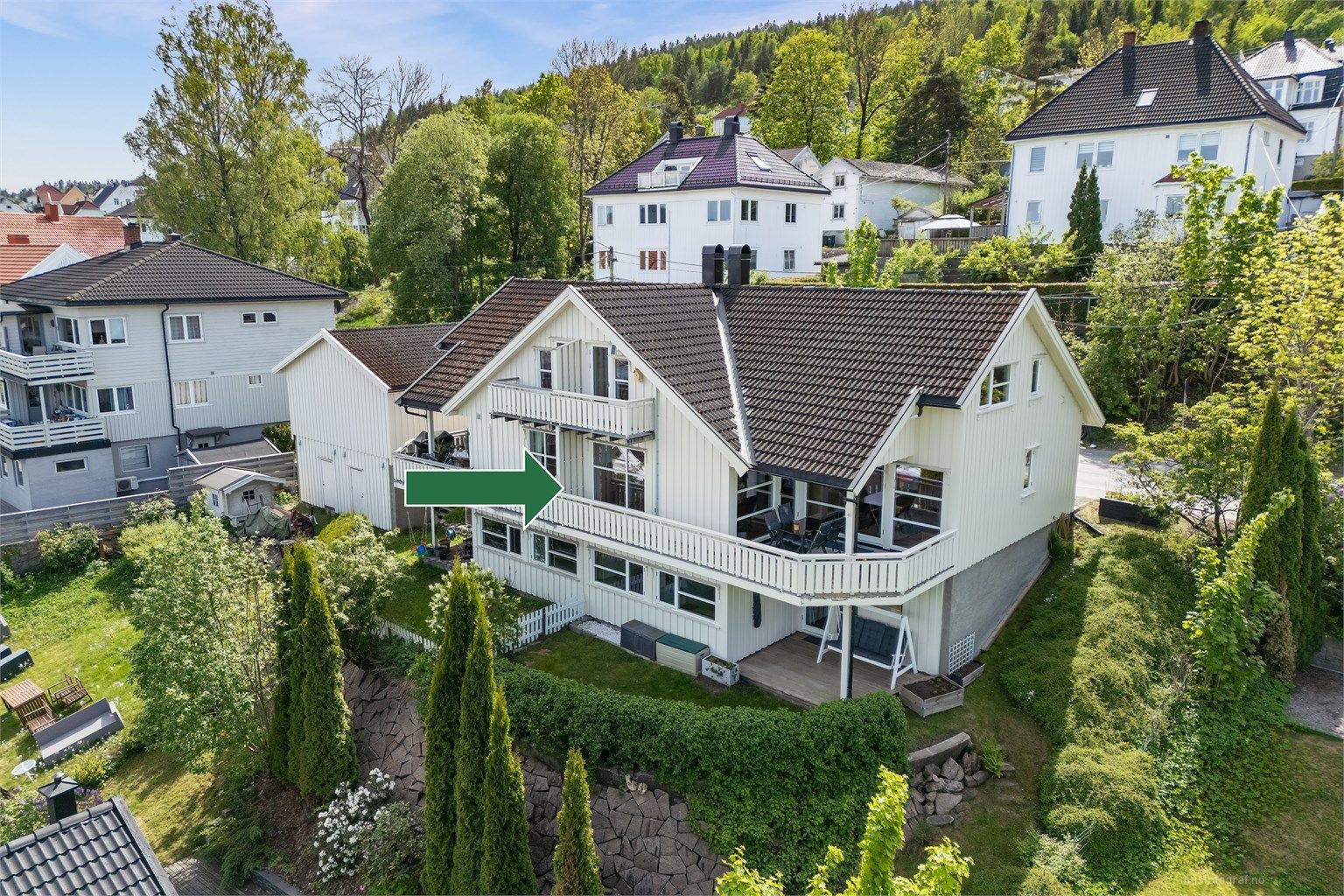 Stor og familievennlig halvpart av vertikaldelt 2-mannsbolig med 3 etasjer