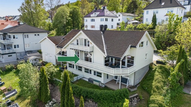 Stor og familievennlig halvpart av vertikaldelt 2-mannsbolig med 3 etasjer