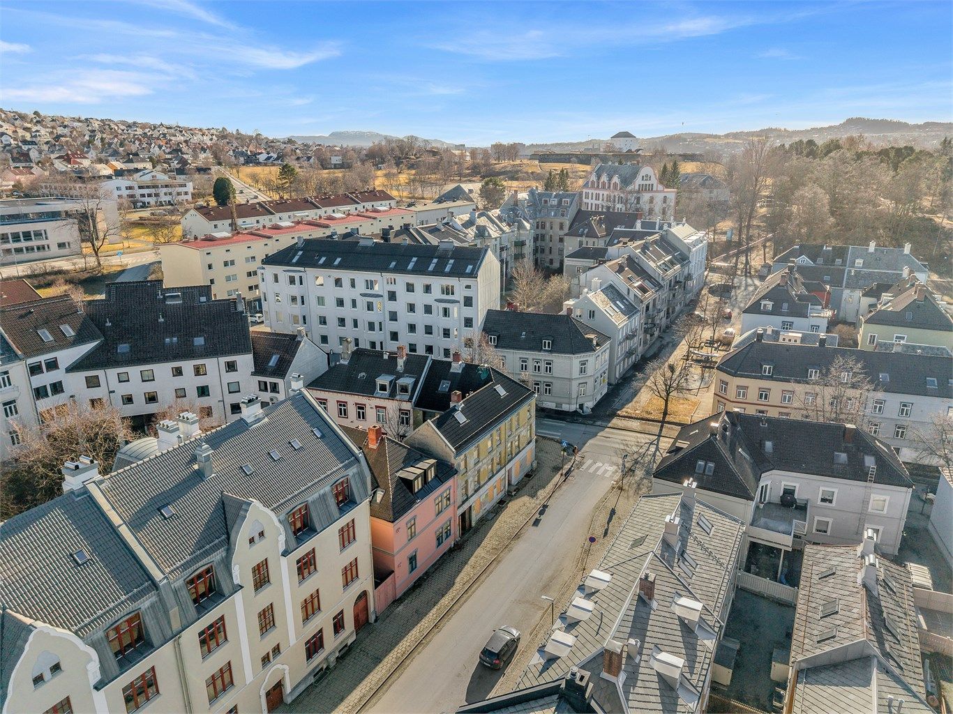 Gang - og sykkelavstand på 10-30 minutter til BI, TØH, Dronning Maud, NTNU Gløshaugen og st. Olavs hospital. Forøvrig gode bussforbindelser til Dragvoll, bussholdeplass ligger 3 min gange fra leiligheten. 