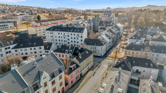 Gang - og sykkelavstand på 10-30 minutter til BI, TØH, Dronning Maud, NTNU Gløshaugen og st. Olavs hospital. Forøvrig gode bussforbindelser til Dragvoll, bussholdeplass ligger 3 min gange fra leiligheten.