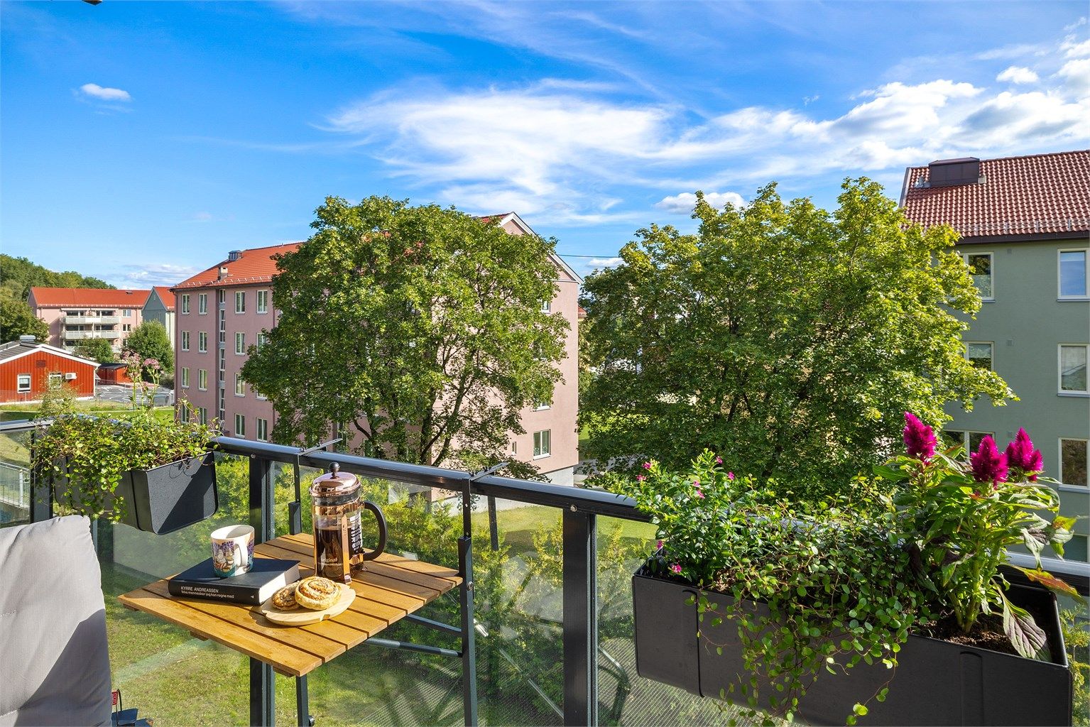 Selger opplyser om sol store deler av dagen sommerstid. Her kan du nyte både sol til morgenkaffen og et glass vin i kveldssolen 