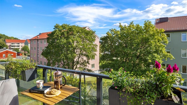 Selger opplyser om sol store deler av dagen sommerstid. Her kan du nyte både sol til morgenkaffen og et glass vin i kveldssolen