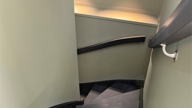 Adkomst til loftsetasjen via innvendig trapp med spotbelysning