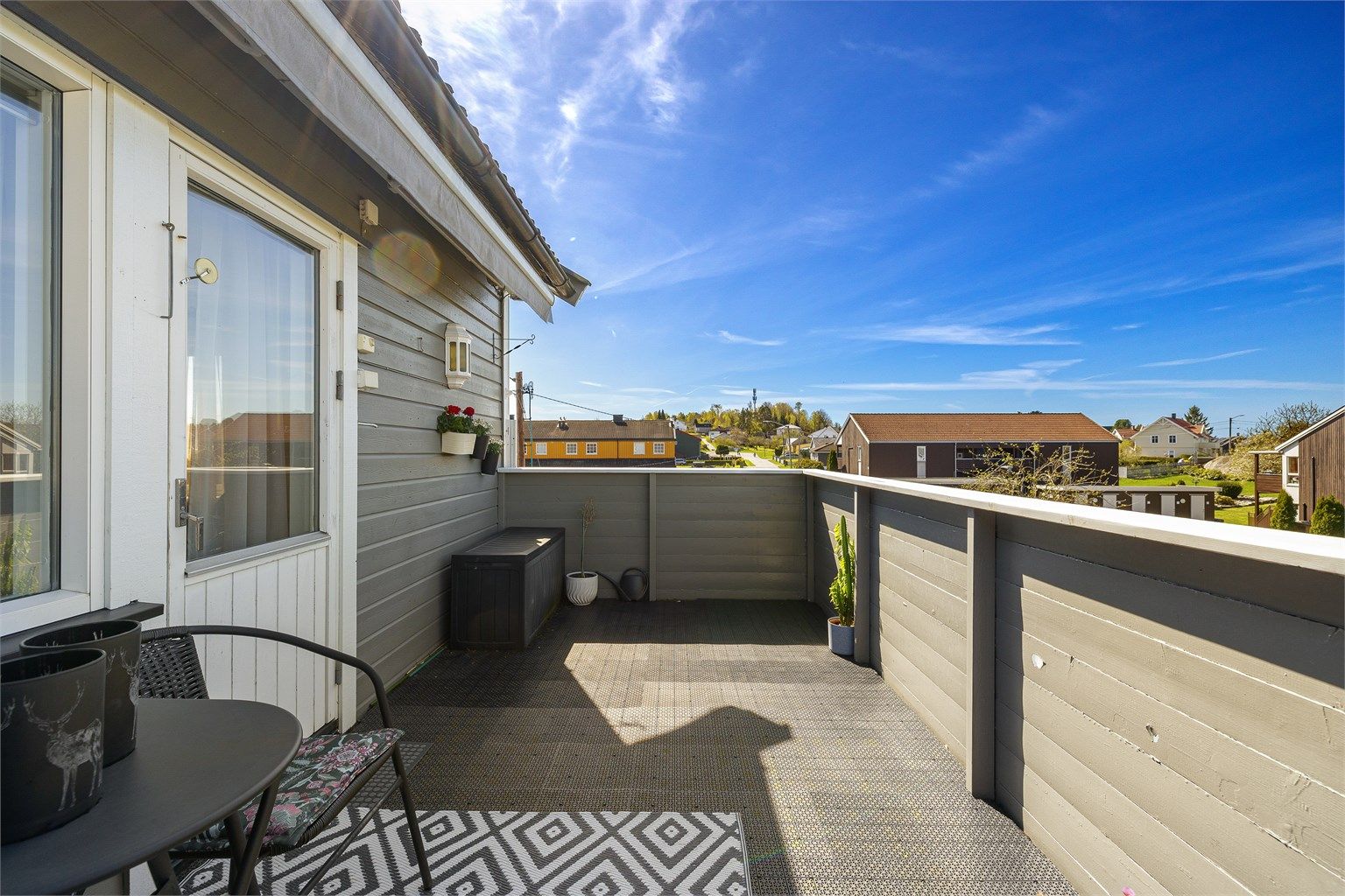 Leiligheten inngår i andre etasje, med luftig balkong orientert i vestlig retning.