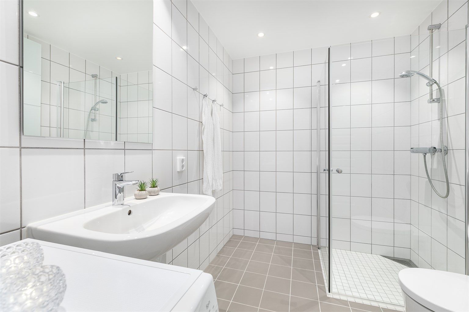 På badet er det varmekabler i gulvet. Nye innfelte spotter og ny dimmer er installert i 2026.