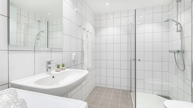 På badet er det varmekabler i gulvet. Nye innfelte spotter og ny dimmer er installert i 2026.