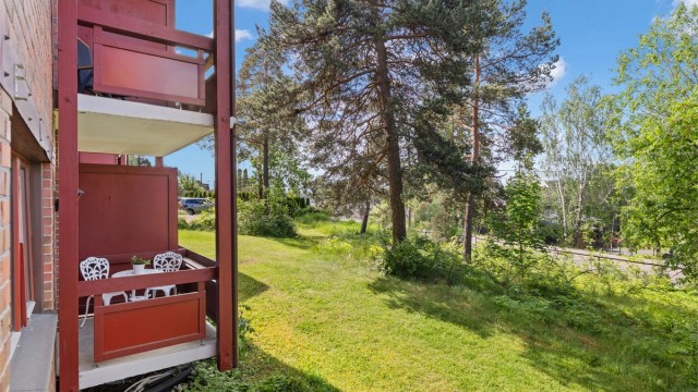Eiendommen ligger i et stille og rolig område, godt tilbaketrukket og skjermet fra trafikk.
