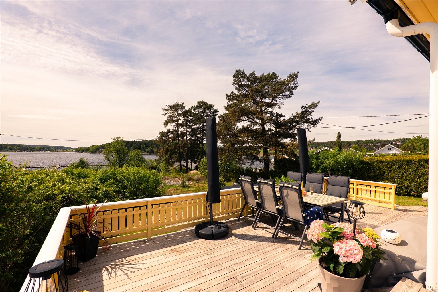 Utsikt fra terrassens øvrige del, til skogkledde åser og åkerlandskap i sør.