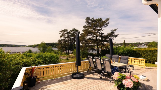 Utsikt fra terrassens øvrige del, til skogkledde åser og åkerlandskap i sør.
