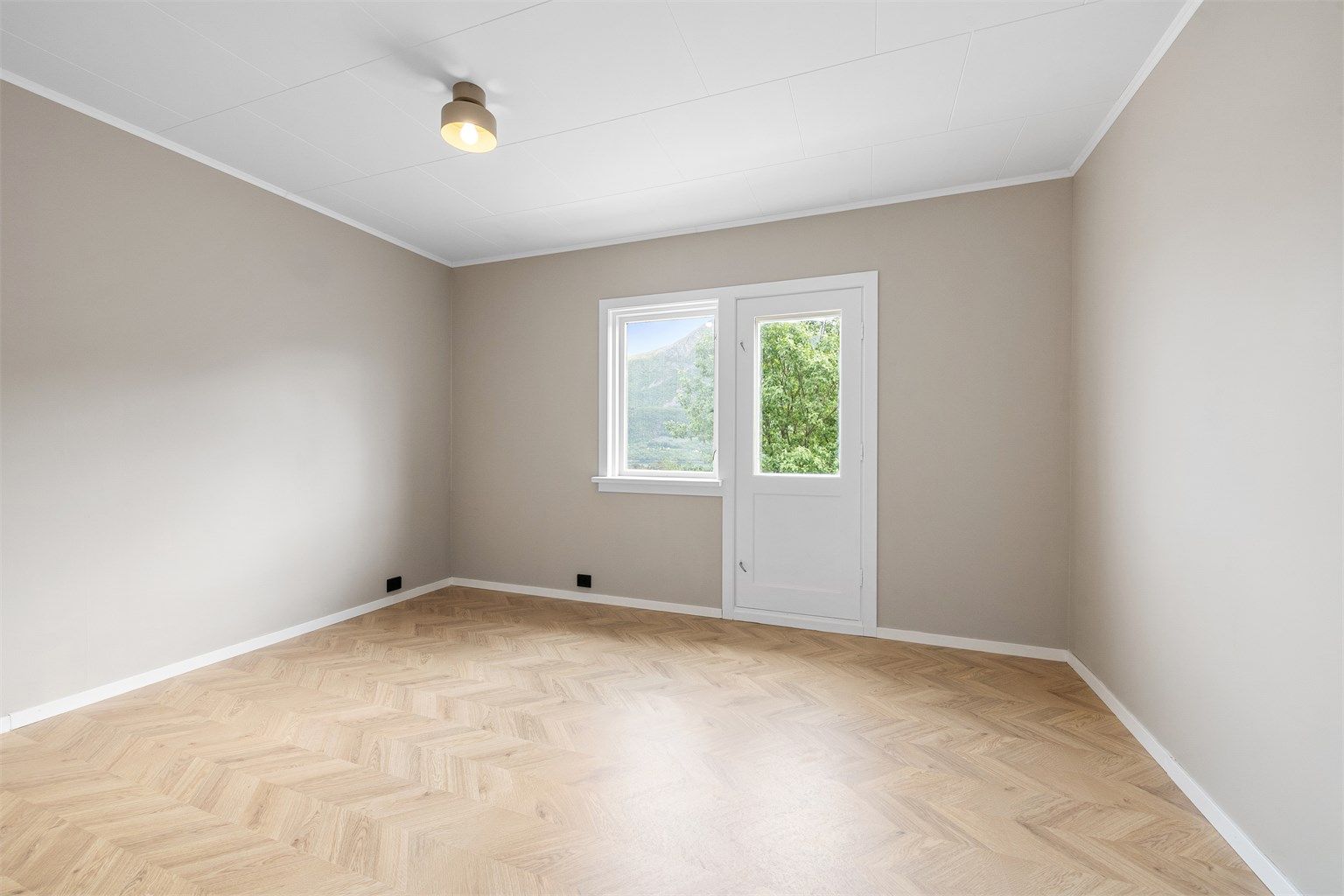 Ett av soverommene i første etasje har utgang til en østvendt balkong.