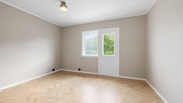Ett av soverommene i første etasje har utgang til en østvendt balkong.