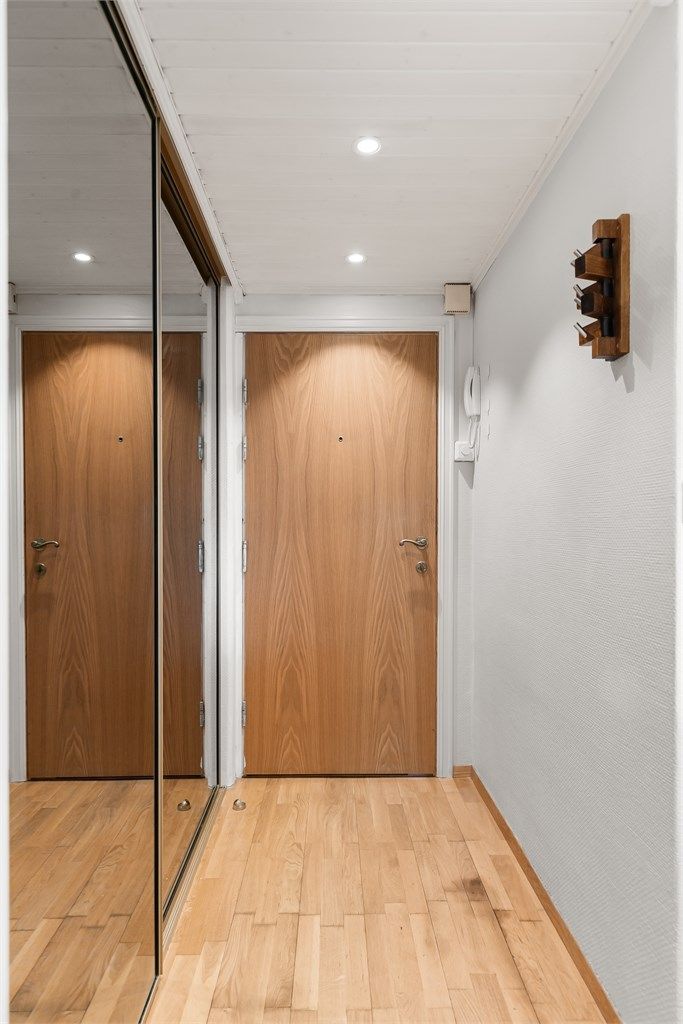 Gjennomgående parkett på gulv i alle oppholdsrom. Downlights i himling i gang og integrerte garderobeløsninger. Det medfølger ekstra bod på ca. 2 m²