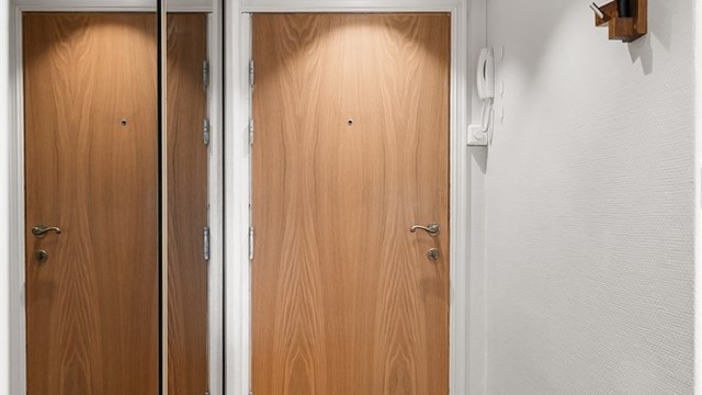 Gjennomgående parkett på gulv i alle oppholdsrom. Downlights i himling i gang og integrerte garderobeløsninger. Det medfølger ekstra bod på ca. 2 m²