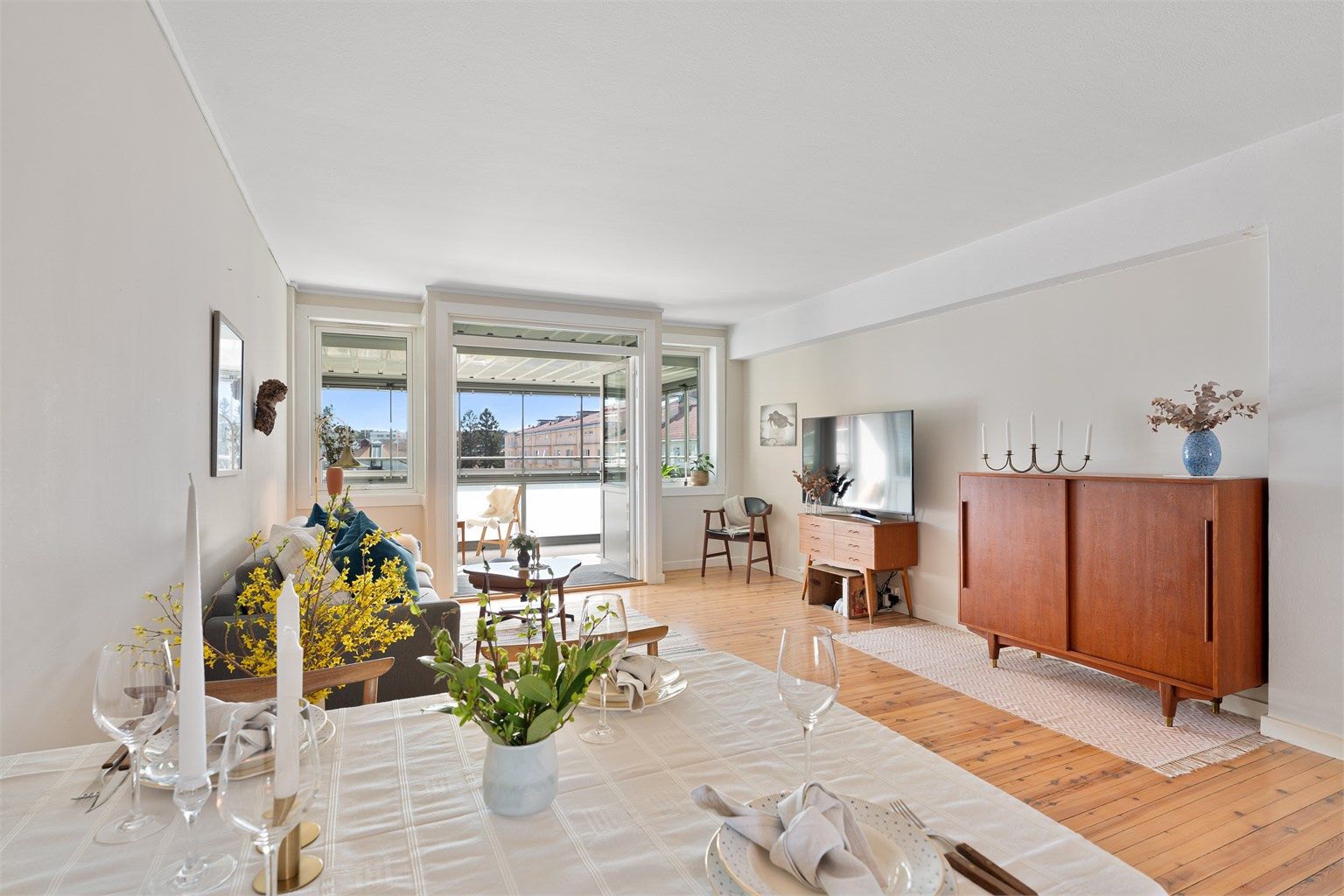 Boligen oppleves svært hjemmekoselig og skjermet, med gjennomgående dagslys og god standard