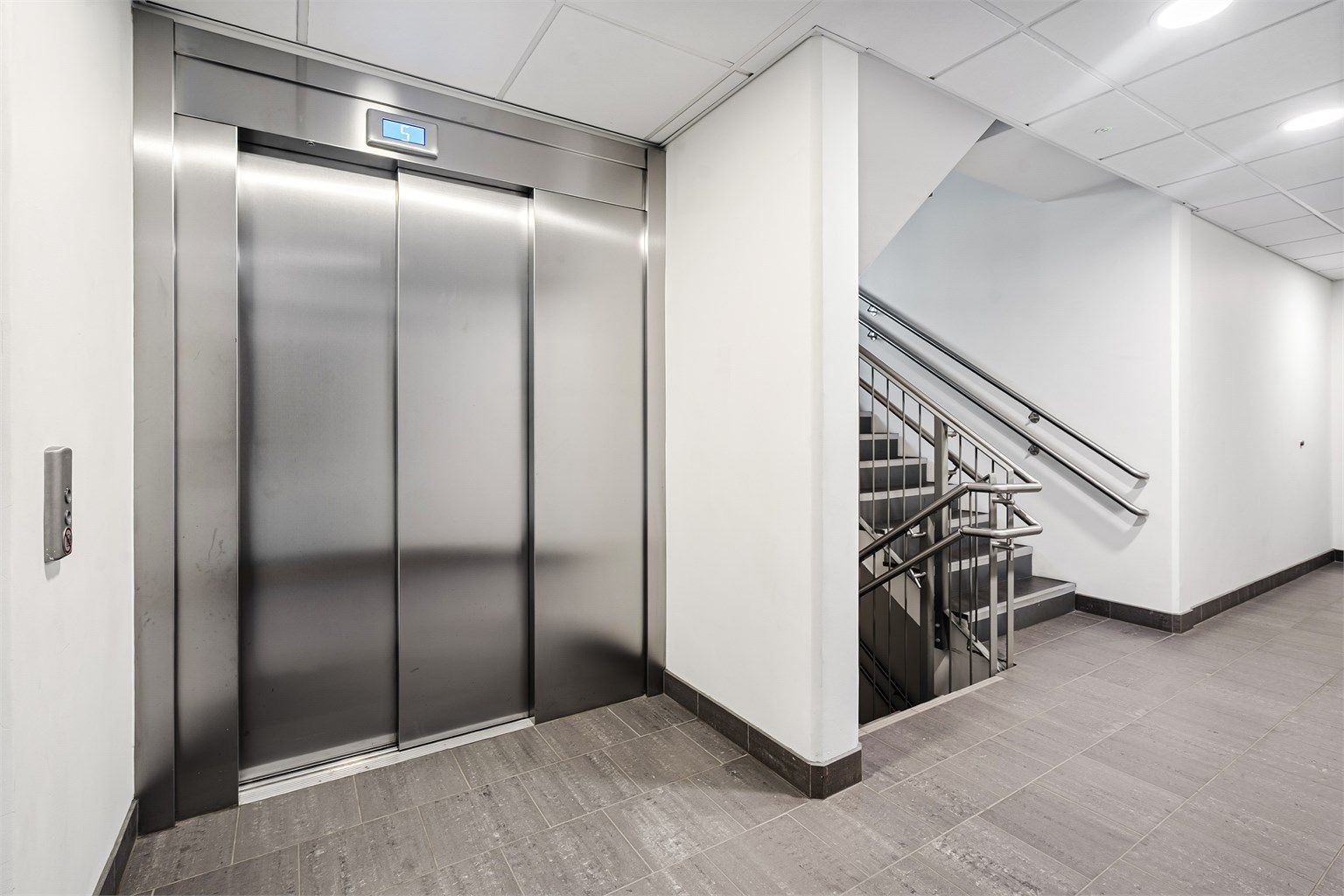 Adkomst via felles trapperom og heis.