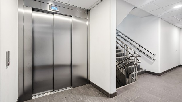 Adkomst via felles trapperom og heis.