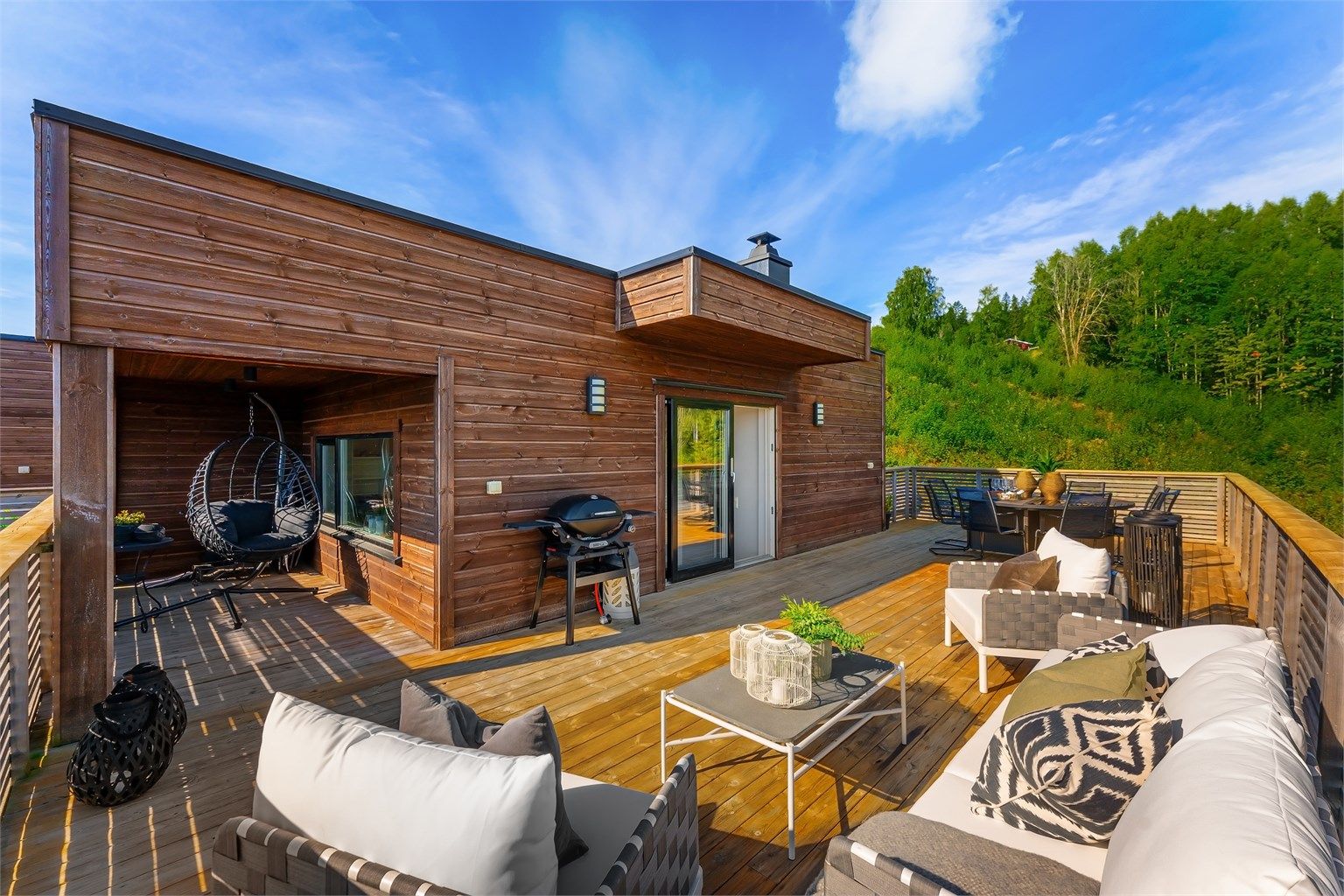 En stor og flott takterrasse med gode solforhold og god plass til utemøblering.
