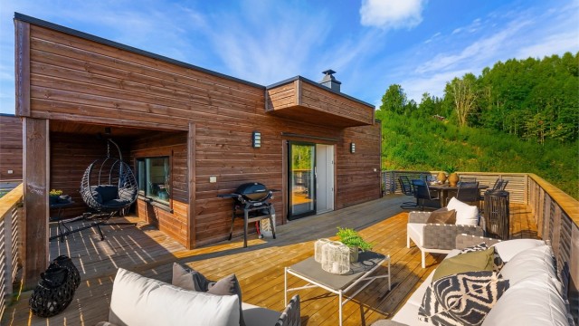 En stor og flott takterrasse med gode solforhold og god plass til utemøblering.