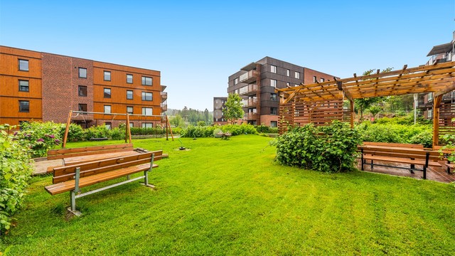 Fellesområdene er pent opparbeidet med plenarealer, beplantning og sittegrupper.