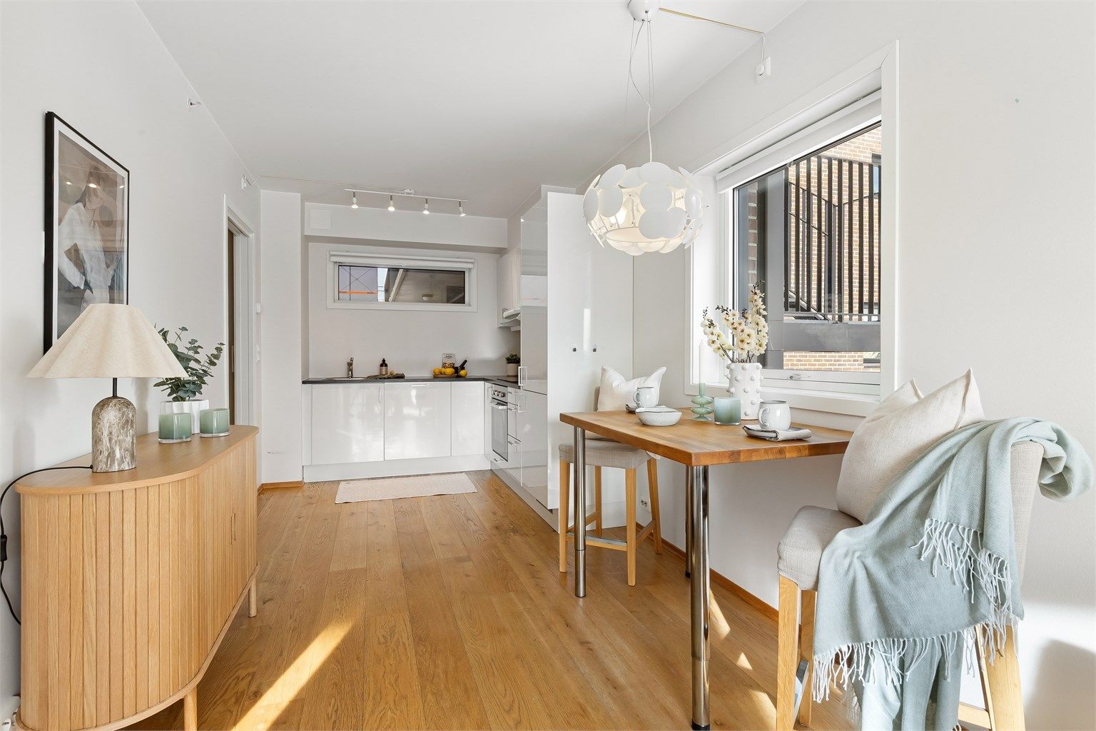 Her er det plass for sofa, spiseplass og annet passende møblement