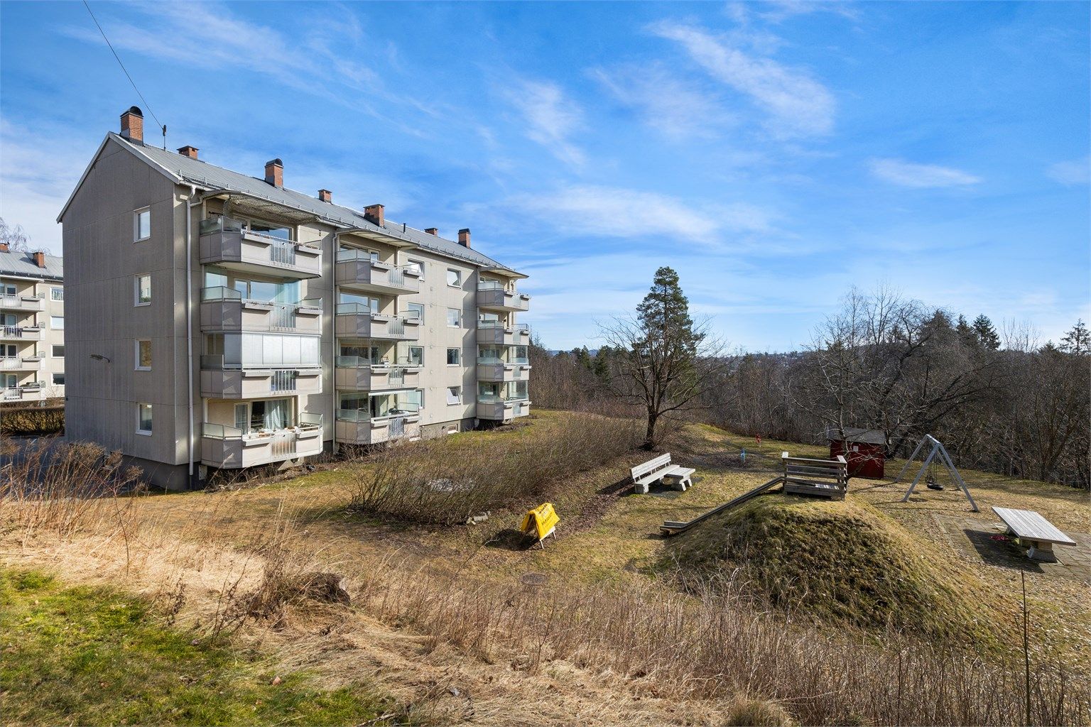 Leiligheten har svært god intern beliggenhet med innglasset balkong mot friområde og lekeplass
