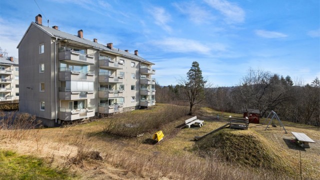 Leiligheten har svært god intern beliggenhet med innglasset balkong mot friområde og lekeplass