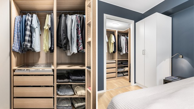 Soverommet har både garderobeskap og walk-in closet der klærne kan organiseres oversiktlig.