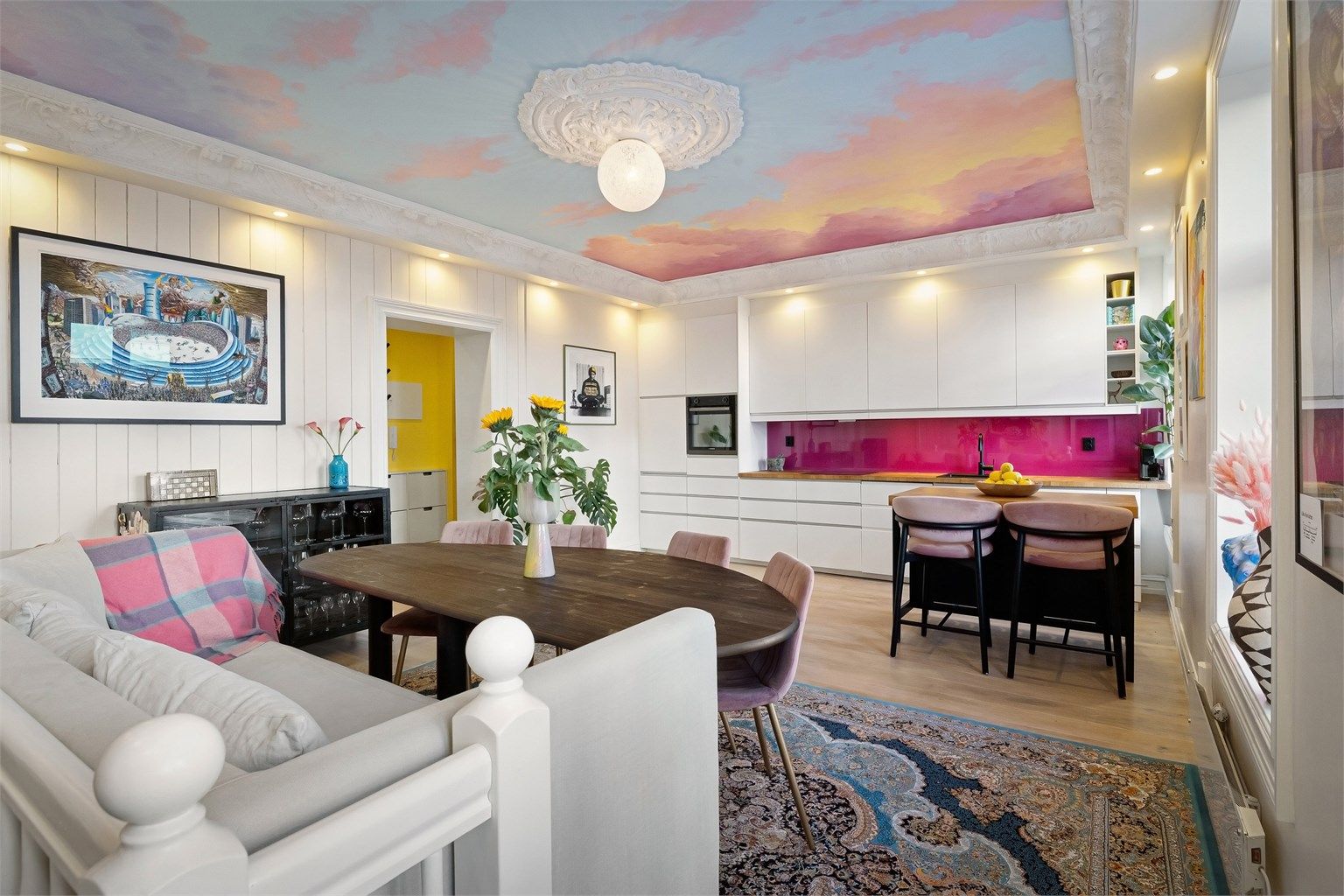 Kjøkkeninnredning med glatte fronter. Heltre benkeplate med nedfelt vaskekum.