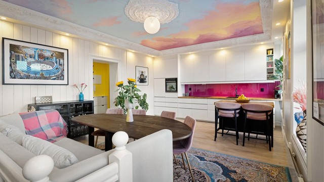 Kjøkkeninnredning med glatte fronter. Heltre benkeplate med nedfelt vaskekum.