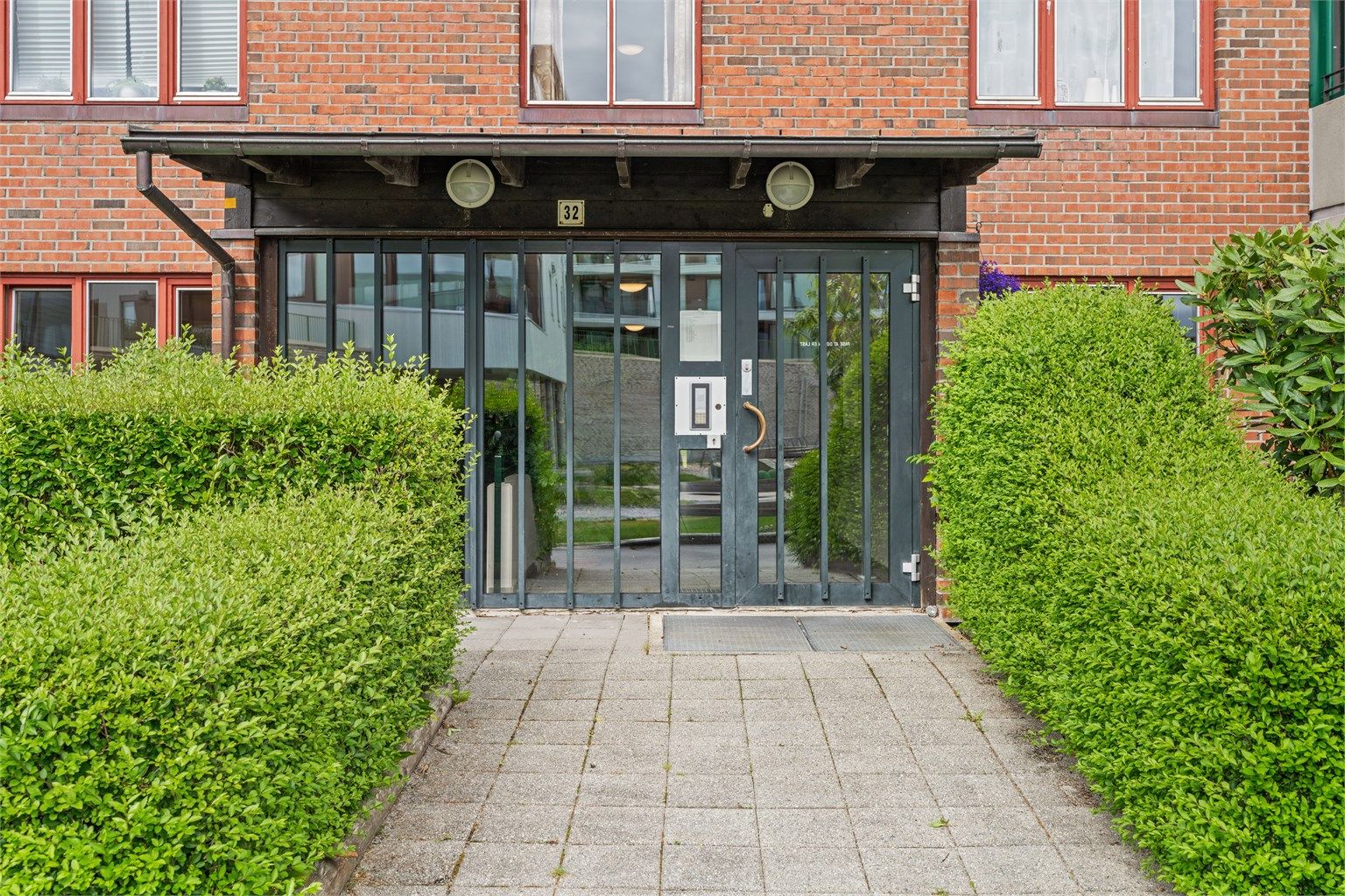 Felles inngangsparti. Bygget har heis med tilgang til alle etasjer.