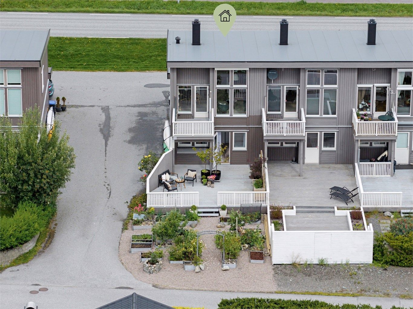 Et velholdt og tiltalende enderekkehus som byr på en stor, sørvendt terrasse og mange attraktive kvaliteter.
Foto: Geir Srisoi