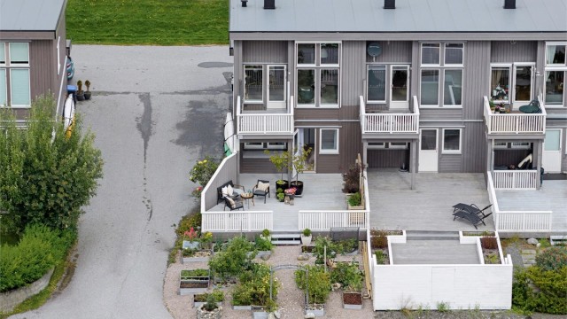 Et velholdt og tiltalende enderekkehus som byr på en stor, sørvendt terrasse og mange attraktive kvaliteter.
Foto: Geir Srisoi