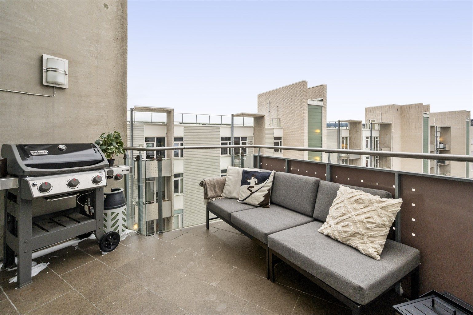 En lys og moderne 2-roms selveier hjørneleilighet med solrik balkong, sentralt i Nydalen.