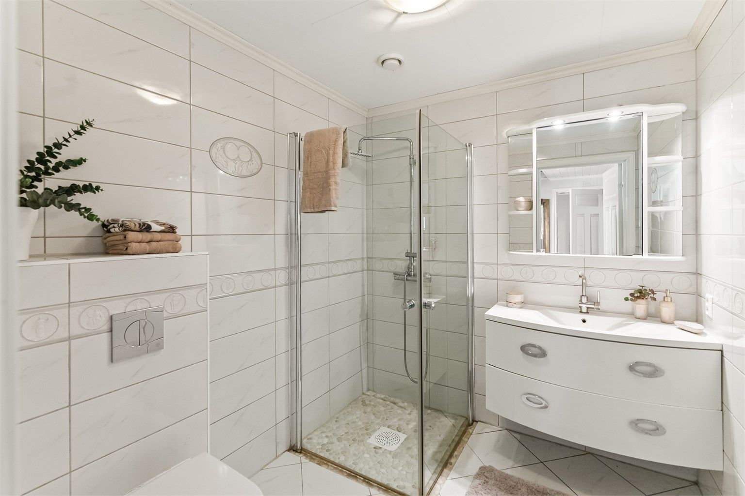 Pent flislagt bad i boligens 1. etasje med varmekabler i gulv.