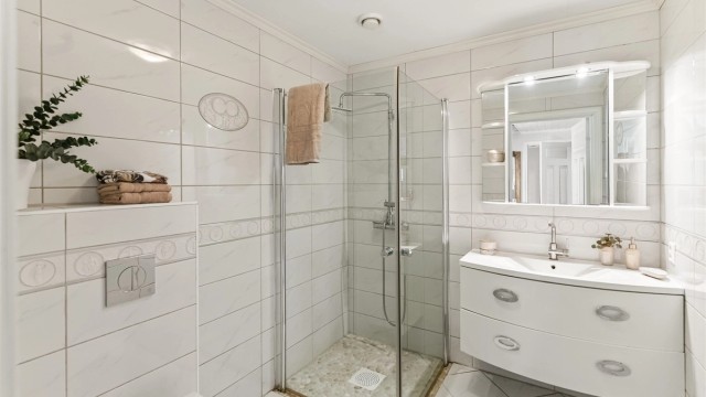 Pent flislagt bad i boligens 1. etasje med varmekabler i gulv.