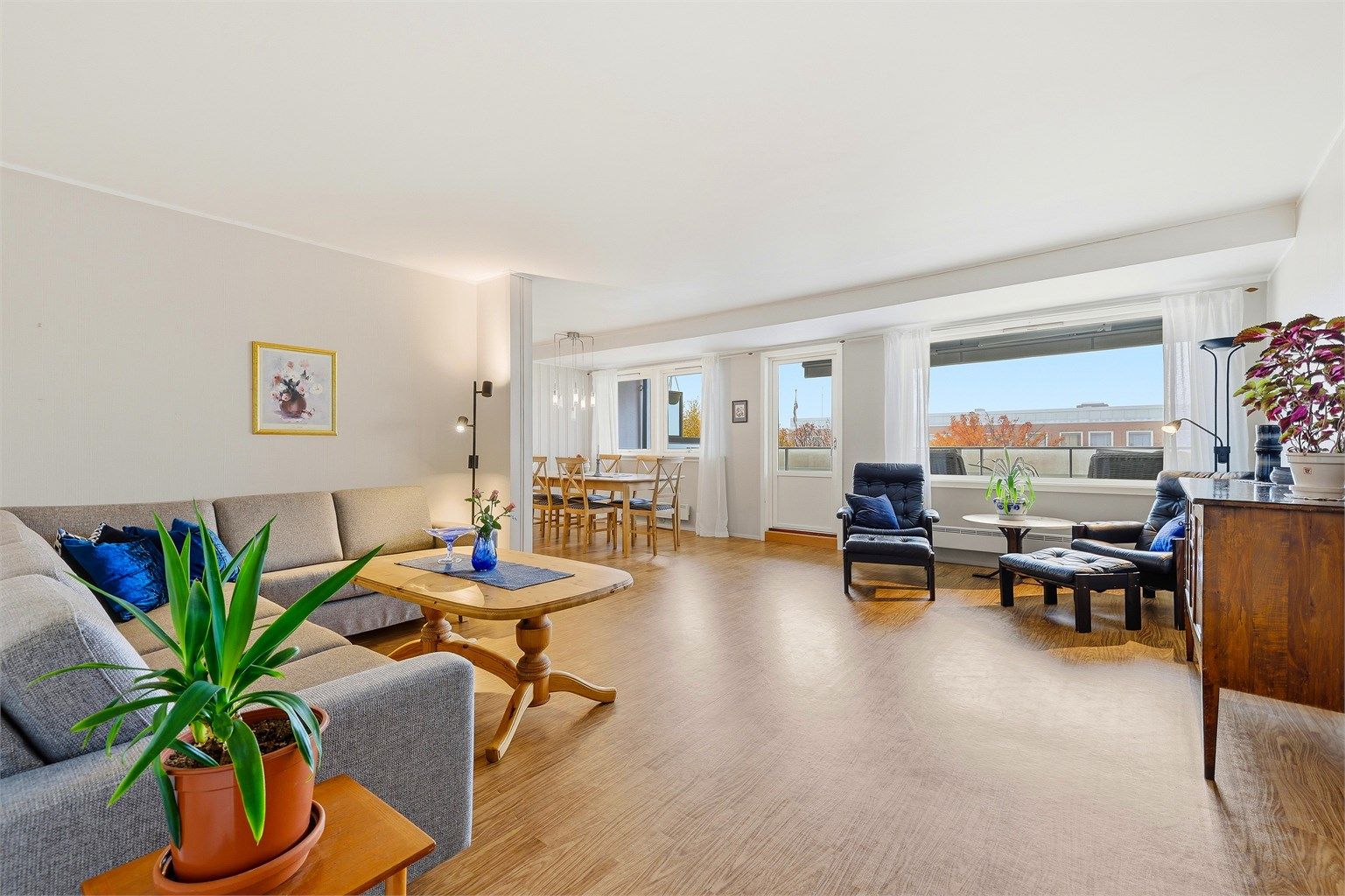 Lys og gjennomgående leilighet med stor, solrik terrasse og parkeringsplass i kjeller

Foto: Digit Media