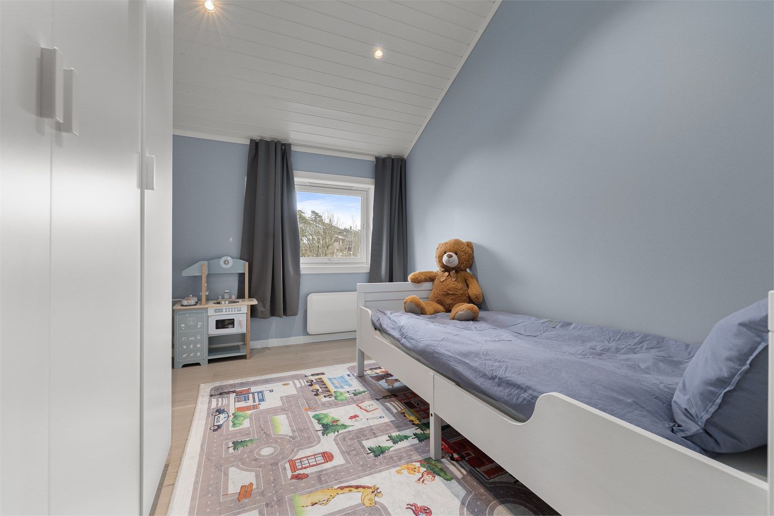 Soverom 4 - i 2. etasje - god plass til seng og garderobeskap (garderobeskap følger) - downlights i himling