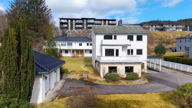 Eiendommen gir mange muligheter med to separate bolighus og rikelig med garasjeplass