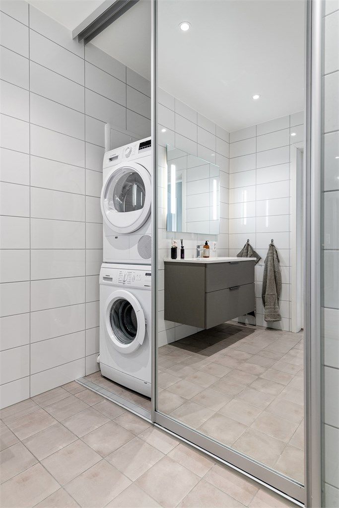 Praktisk vaskeromsnisje på badet med opplegg for vaskemaskin og tørketrommel  