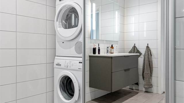 Praktisk vaskeromsnisje på badet med opplegg for vaskemaskin og tørketrommel