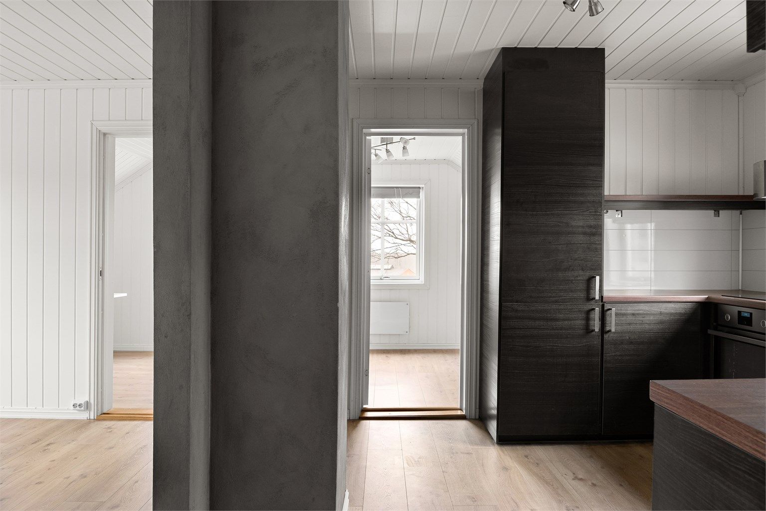 I rommet byggemeldt som stue er det etablert to soverom tilknyttet henholdsvis stuen og kjøkkenet.