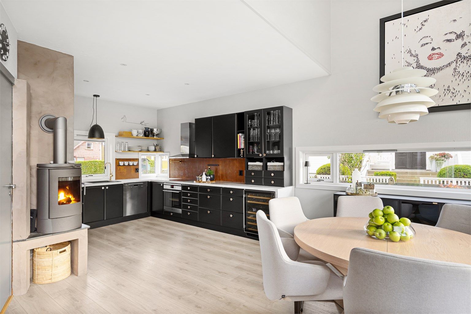 Kjøkkeninnredning fra Drømmekjøkken med benkeplate og backsplash i mikrosement.