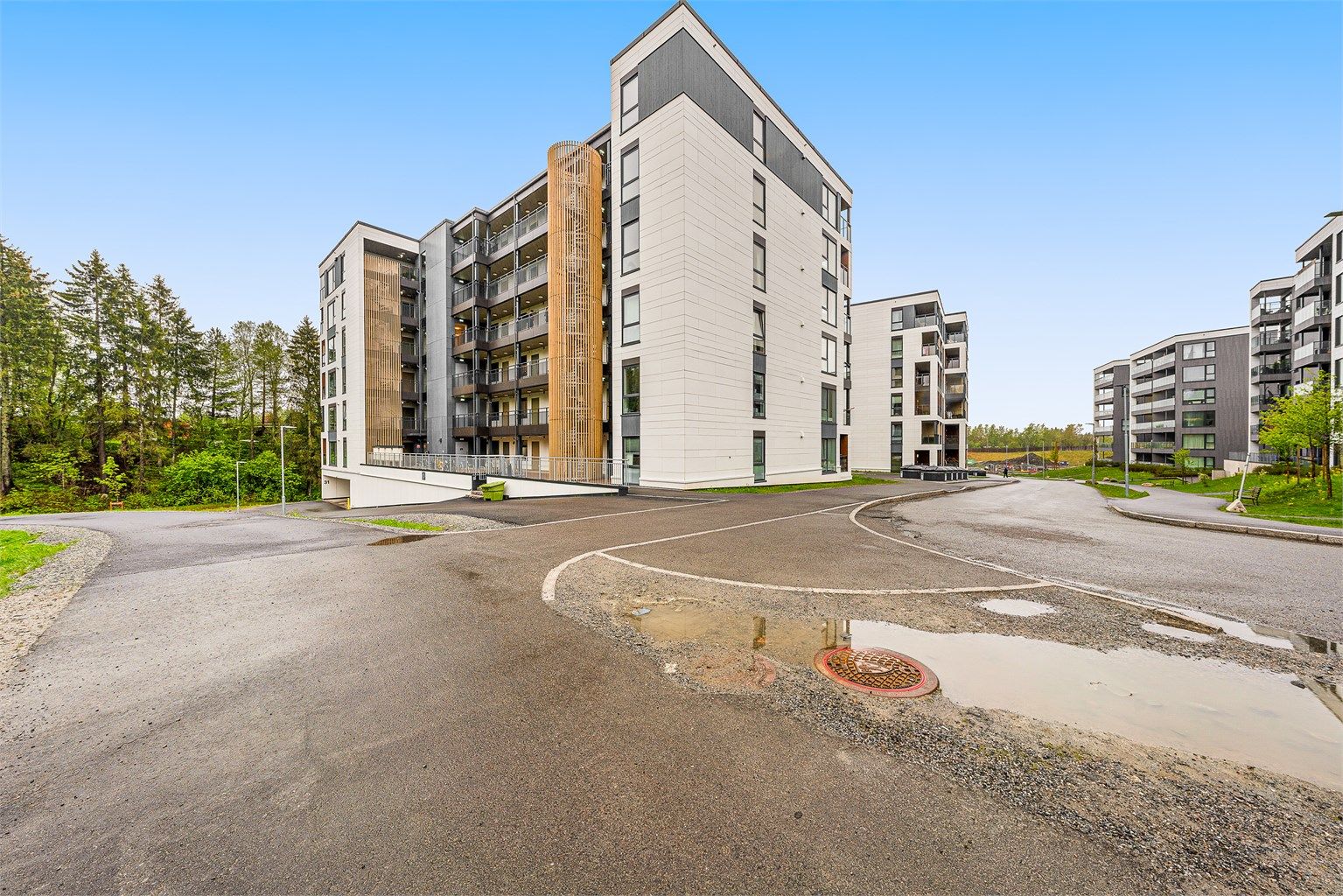 Bygget er en del av det nyere boligprosjektet Vestskogen, med moderne arkitektur.