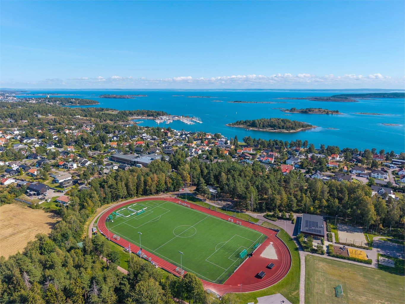 Nesskogen idrettspark ligger kun en 13-minutters spasertur unna, med flotte anlegg for sport og fritid.