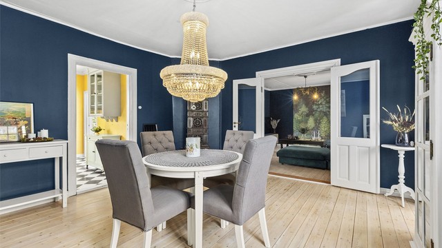 Boligens 1. etasje er på 76 kvaderat meter og inneholder entrè, stue, kjøkken, spisestue, baderom og gang.